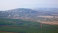 Kfar Kila au Liban depuis Metula dans le Nord d Israel ville frontiere avec le liban on voit bien la ligne de protection piquets blanc 1